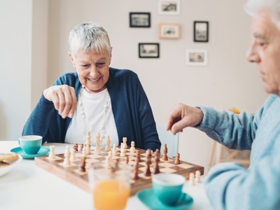 Paar beim Schachspielen