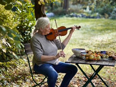 Frau beim musizieren