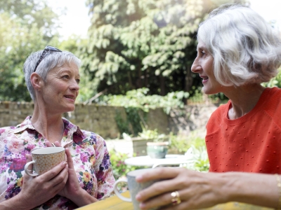 Zwei Frauen sitzen im Garten