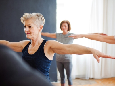 Personen machen Gymnastikübungen