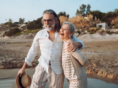 Mann und Frau am Strand.