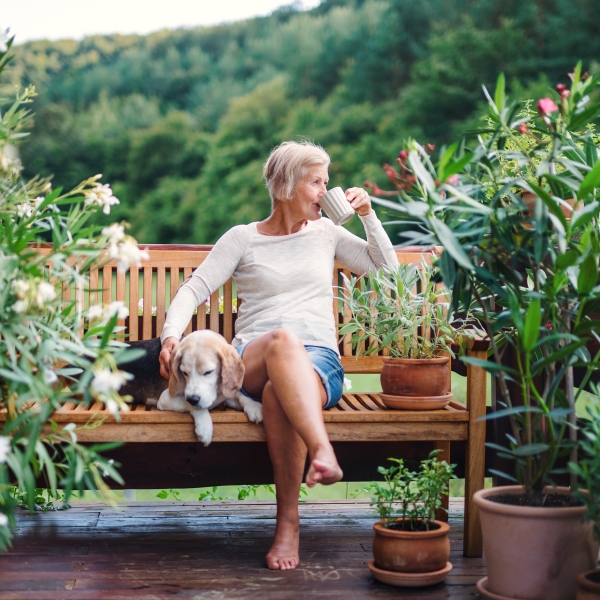 Frau im Garten