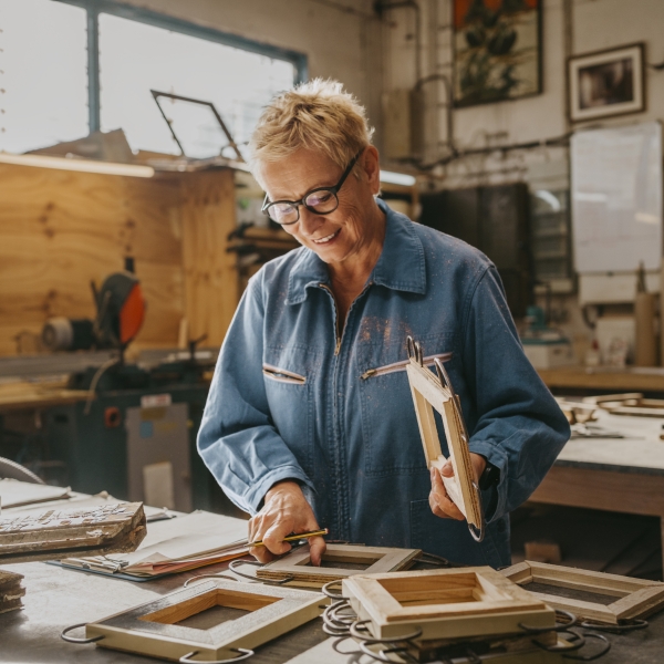 Frau in Werkstatt