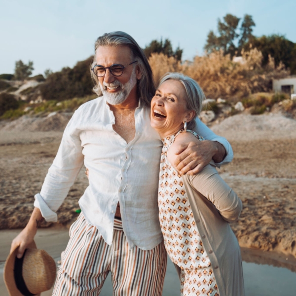 Mann und Frau am Strand.